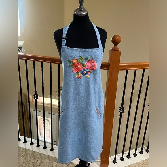 SUR LA TABLE Blue Denim Apron with Bright Floral Embroidery FRONT POCKETS